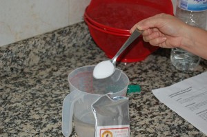 Por cada medio litro de agua templada hay que poner 2 cucharas de cafe de polvo.