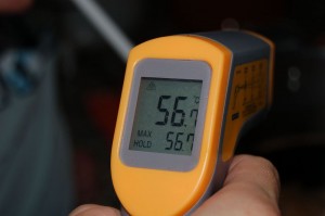 Medimos la temperatura de la olla, este aparato es una pocholada, pero lo podeis hacer con un termometro normalito.