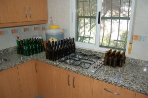 Las botellas las limpio antes de guardarlas pero ahora pueden tener algo de polvo de haberlas guardado en estanterias.