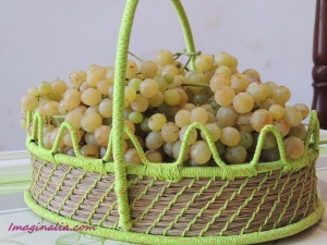 uvas en cesto de esparto